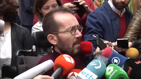 Ecenique arropa a los exconsellers a las puertas de la Audiencia Ecenique arropa a los exconsellers a las puertas de la Audiencia