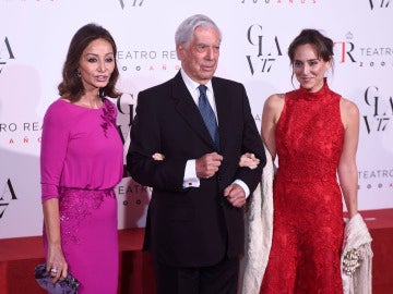 Tamara Falcó posa junto a su madre y Mario Vargas Llosa 