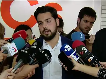 Albert Rivera pide a Puigdemont que regrese a España para "defenderse de la justicia y calmar las aguas" Albert Rivera pide a Puigdemont que regrese a España para "defenderse de la justicia y calmar las aguas"