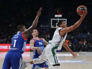 Ray McCallum trata de encestar ante la defensa del Efes Ray McCallum trata de encestar ante la defensa del Efes