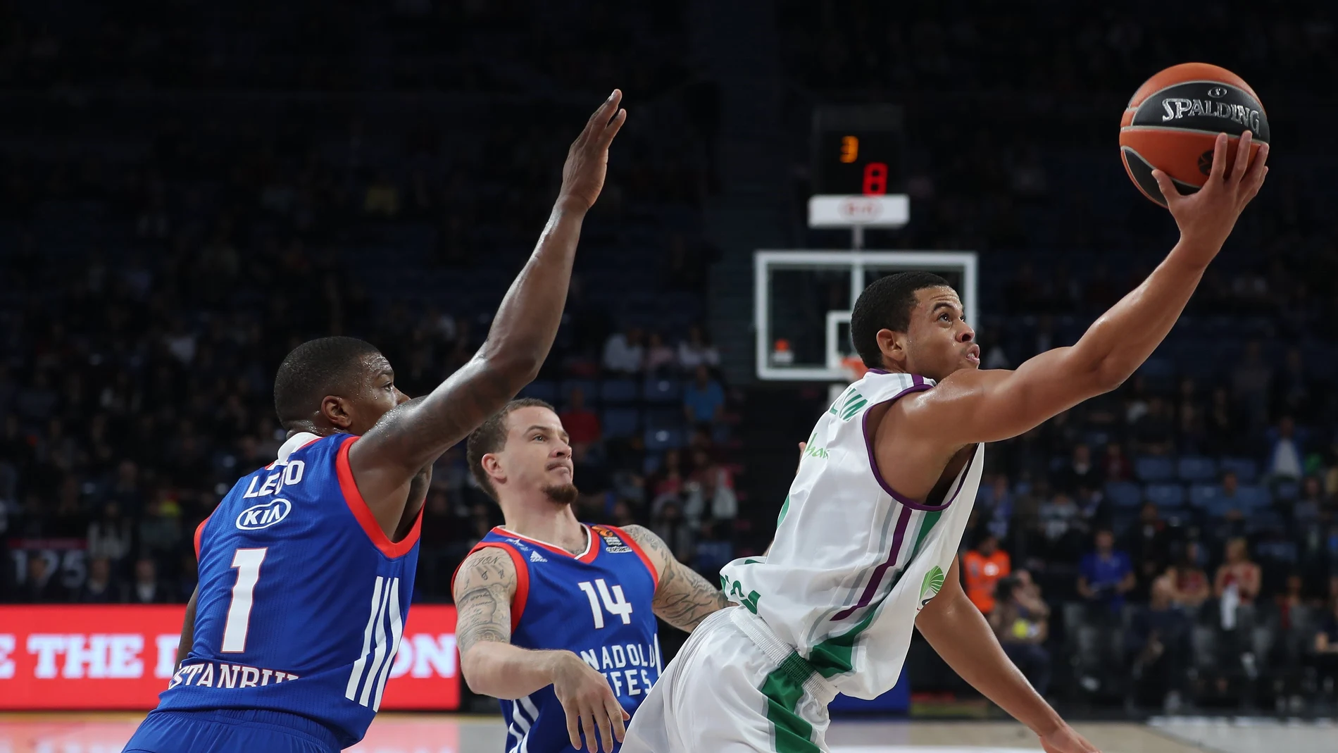 Ray McCallum trata de encestar ante la defensa del Efes Ray McCallum trata de encestar ante la defensa del Efes