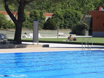 Imagen de archivo de una piscina en Madrid