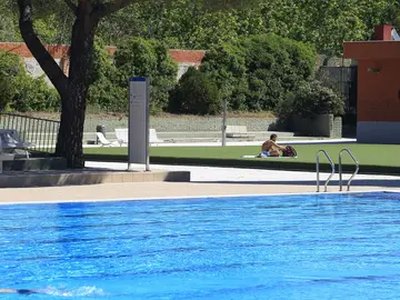 Imagen de archivo de una piscina en Madrid Imagen de archivo de una piscina en Madrid