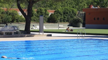 Imagen de archivo de una piscina en Madrid