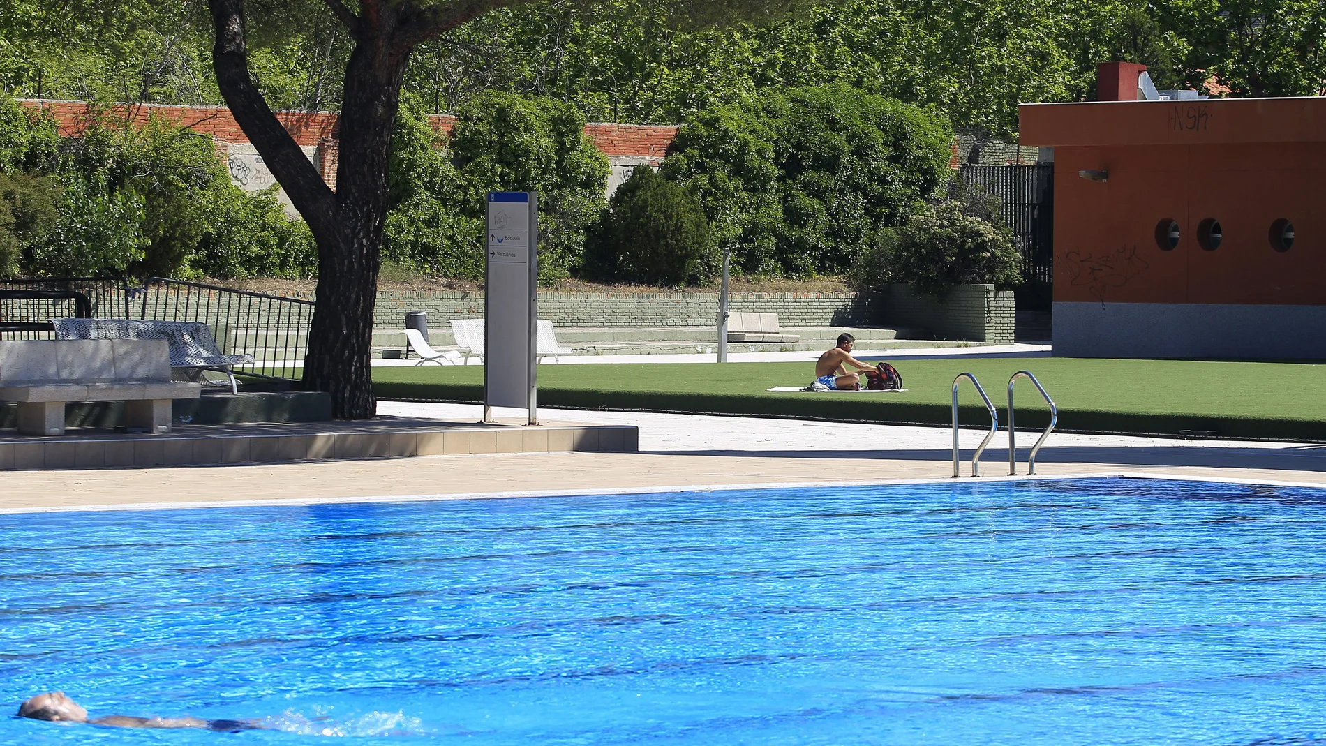 Imagen de archivo de una piscina en Madrid Imagen de archivo de una piscina en Madrid