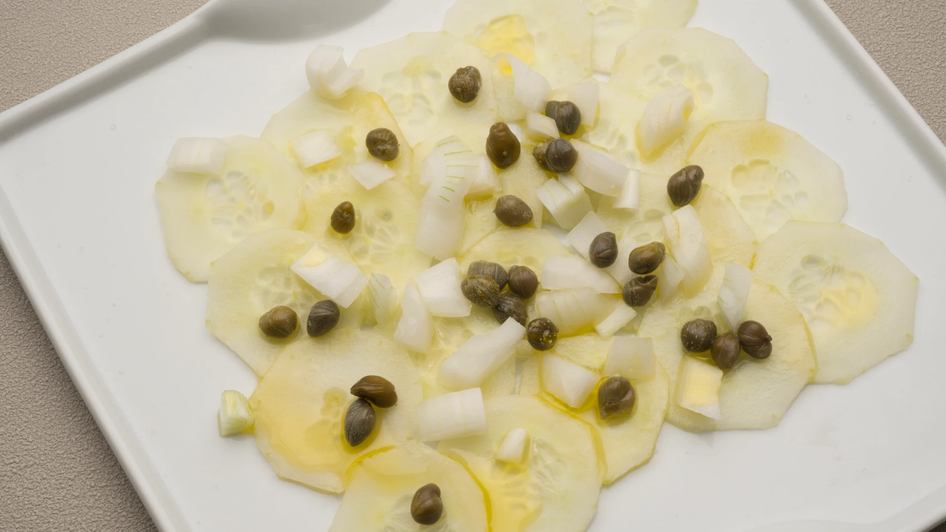 Ensalada de pepino, cebolleta y alcaparras