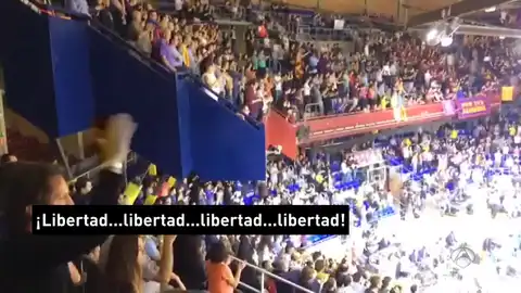 Gritos de 'libertad' en el Palau por los encarcelados del Govern Gritos de 'libertad' en el Palau por los encarcelados del Govern