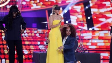 Una peculiar Lolita abraza a Chenoa con mucho arte y salero