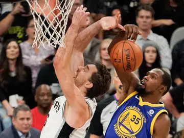 Pau Gasol, en pugna con Kevin Durant Pau Gasol, en pugna con Kevin Durant