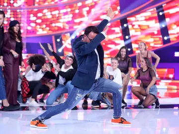Àngel Llàcer lo da todo bailando reggaeton con el elenco de bailarines de La Terremoto Àngel Llàcer lo da todo bailando reggaeton con el elenco de bailarines de La Terremoto