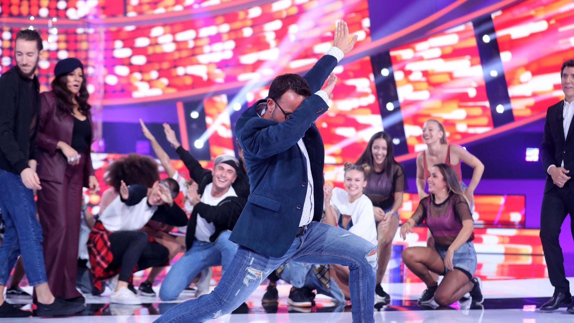 &Agrave;ngel Ll&agrave;cer lo da todo bailando reggaeton con el elenco de bailarines de La Terremoto