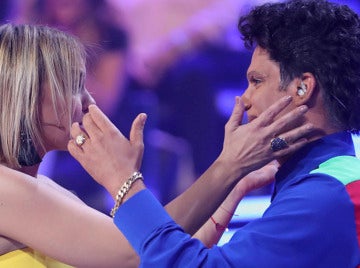 Chenoa y Naim Thomas se enfundan en un emotivo abrazo