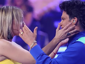 Chenoa y Naim Thomas se enfundan en un emotivo abrazo Chenoa y Naim Thomas se enfundan en un emotivo abrazo