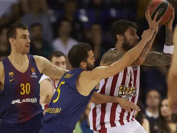 Víctor Claver y Pau Ribas pelean por un balón con Georgios Printezis Víctor Claver y Pau Ribas pelean por un balón con Georgios Printezis