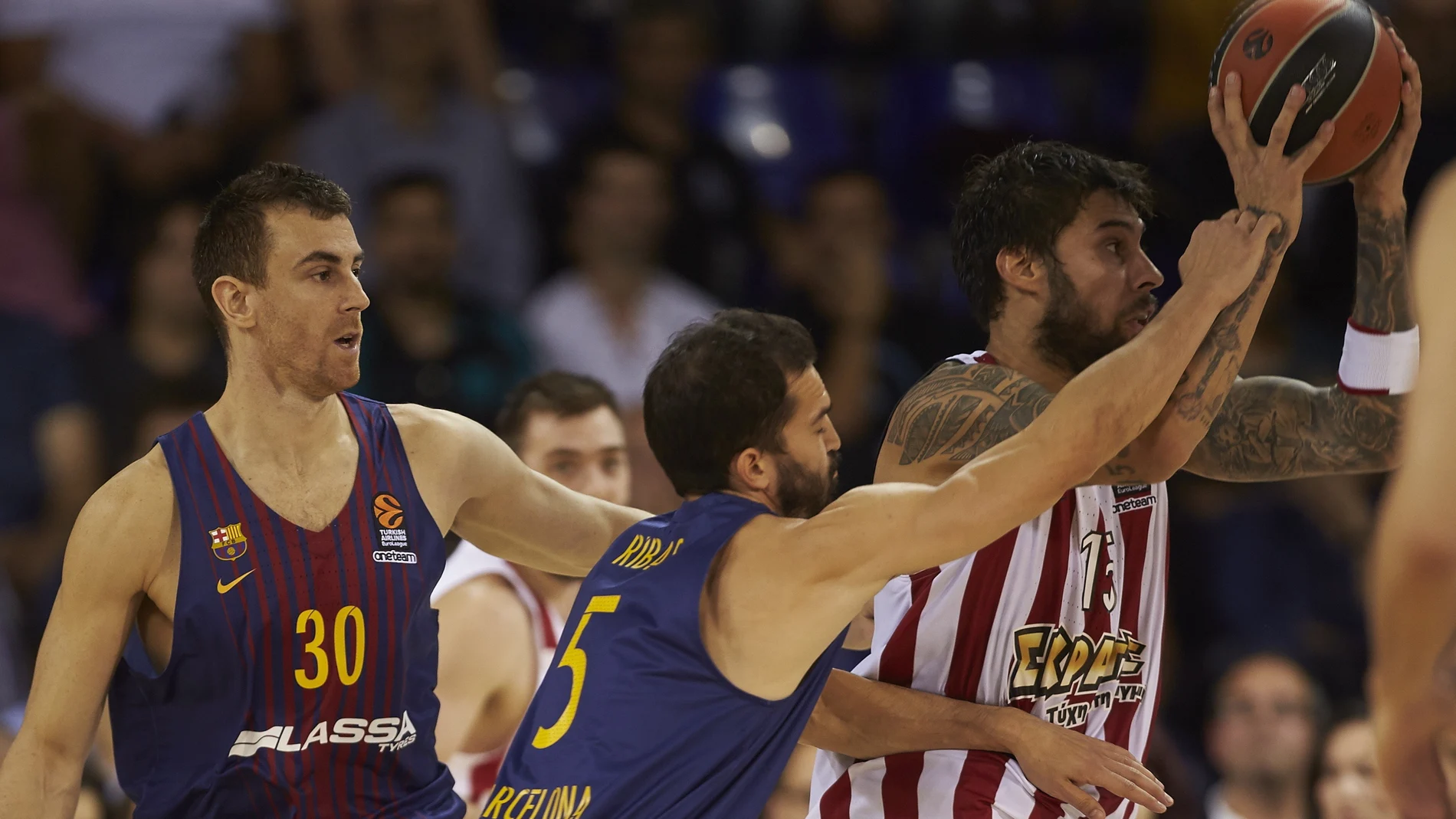 Víctor Claver y Pau Ribas pelean por un balón con Georgios Printezis Víctor Claver y Pau Ribas pelean por un balón con Georgios Printezis