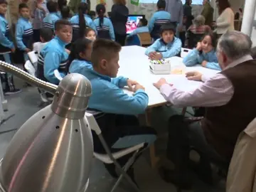 Los mayores les cuenta a los más pequeños sus vivencias Los mayores les cuenta a los más pequeños sus vivencias