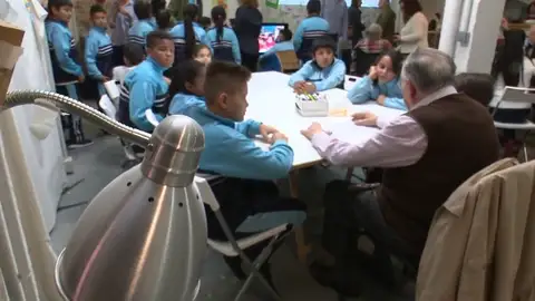 Los mayores les cuenta a los más pequeños sus vivencias Los mayores les cuenta a los más pequeños sus vivencias