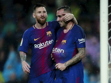 Alcácer celebra un gol con Messi