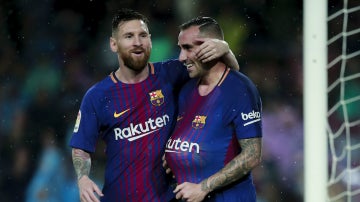 Alcácer celebra un gol con Messi