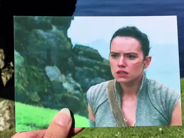 Una chica visita los emblemáticos escenarios del cine Una chica visita los emblemáticos escenarios del cine