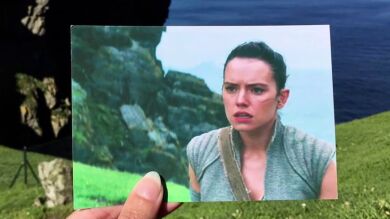 Una chica visita los emblemáticos escenarios del cine 
