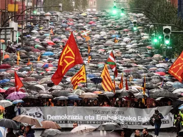 Miles de personas se manifiestan en Bilbao contra del artículo 155 de la Constitución y en favor del derecho a decidir Miles de personas se manifiestan en Bilbao contra del artículo 155 de la Constitución y en favor del derecho a decidir