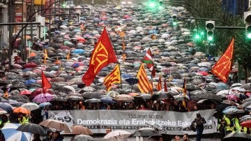 Miles de personas se manifiestan en Bilbao contra del artículo 155 de la Constitución y en favor del derecho a decidir