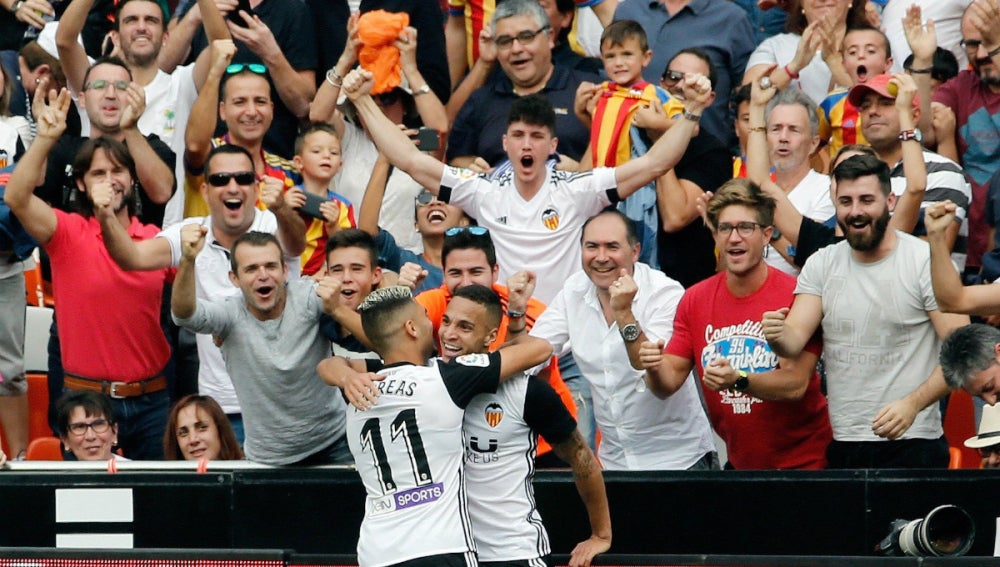 Rodrigo celebra un gol con el Valencia