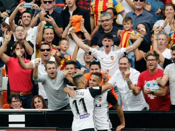 Rodrigo celebra un gol con el Valencia