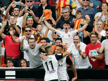 Rodrigo celebra un gol con el Valencia Rodrigo celebra un gol con el Valencia