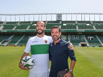 Román Golobart en su presentación con el Elche Román Golobart en su presentación con el Elche