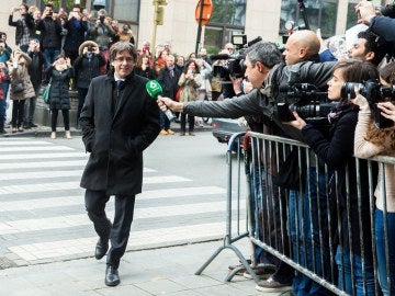 Carles Puigdemont, a su llegada al club de la prensa en Bruselas
