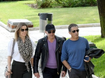 Antonio Banderas con su novia, Nicole Kimpel, y su hermano Javier tras la muerte de su madre Antonio Banderas con su novia, Nicole Kimpel, y su hermano Javier tras la muerte de su madre