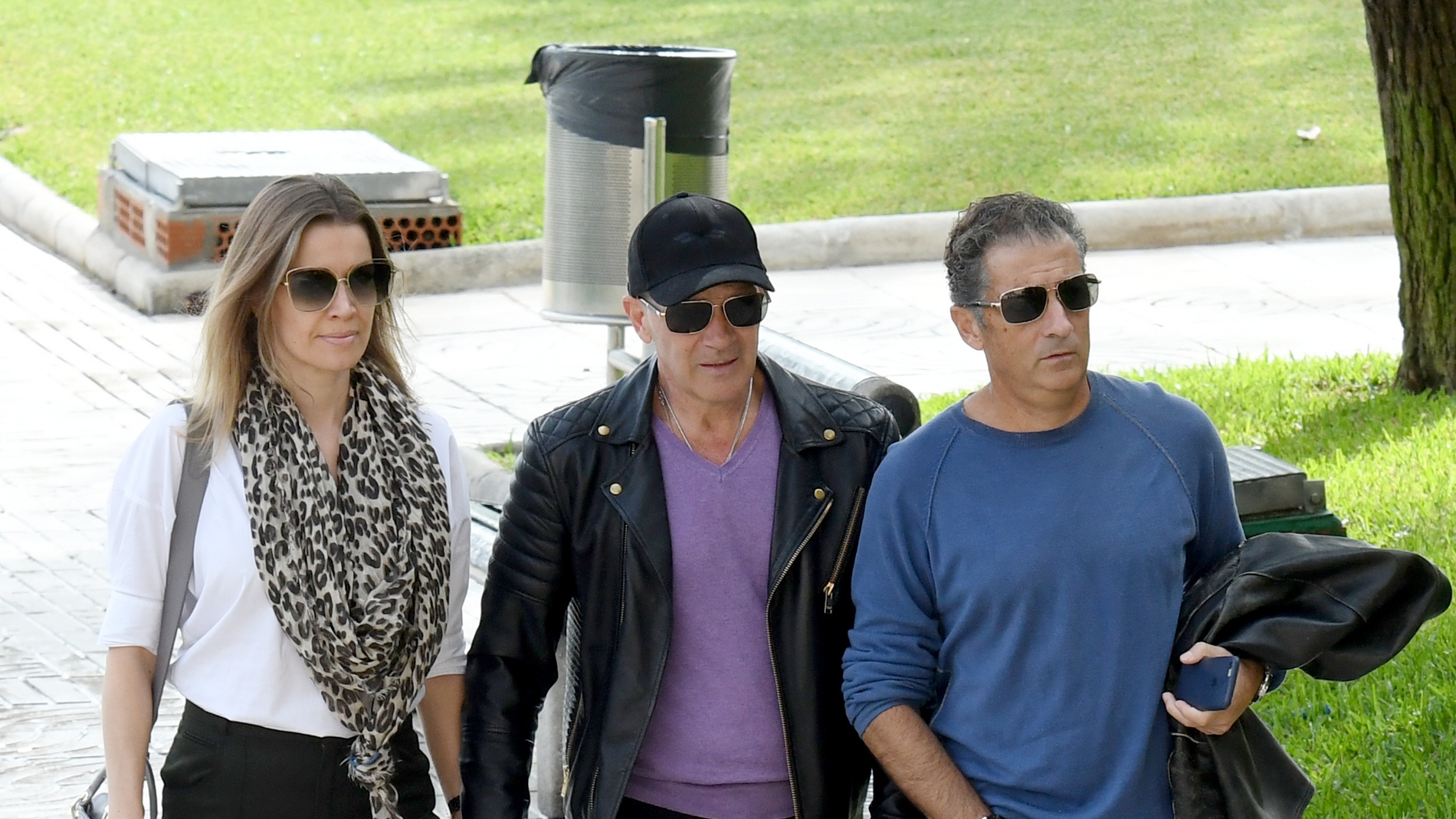 Antonio Banderas con su novia, Nicole Kimpel, y su hermano Javier tras la muerte de su madre