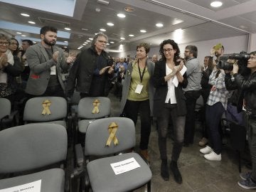 Marta Rovira y Anna Simó homeneajean junto a sus compañeros con las sillas vacías de los cuatro exconsellers de ERC encarcelados 