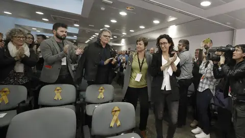 Marta Rovira y Anna Simó homeneajean junto a sus compañeros con las sillas vacías de los cuatro exconsellers de ERC encarcelados Marta Rovira y Anna Simó homeneajean junto a sus compañeros con las sillas vacías de los cuatro exconsellers de ERC encarcelados