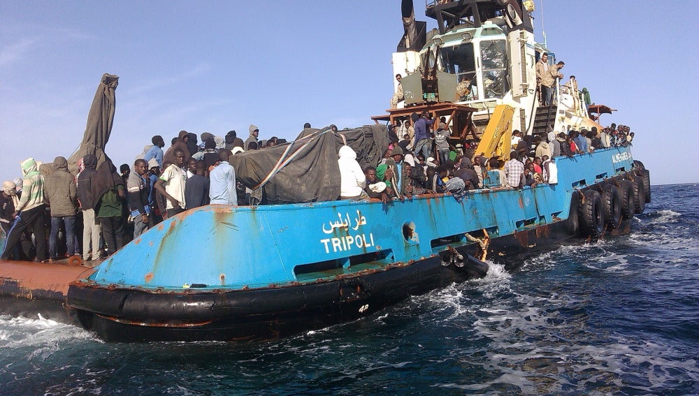 Guardacostas libios rescatan a 151 inmigrantes a la deriva en el Mediterráneo