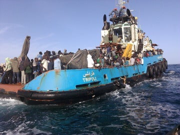 Guardacostas libios rescatan a 151 inmigrantes a la deriva en el Mediterráneo