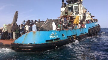 Guardacostas libios rescatan a 151 inmigrantes a la deriva en el Mediterráneo