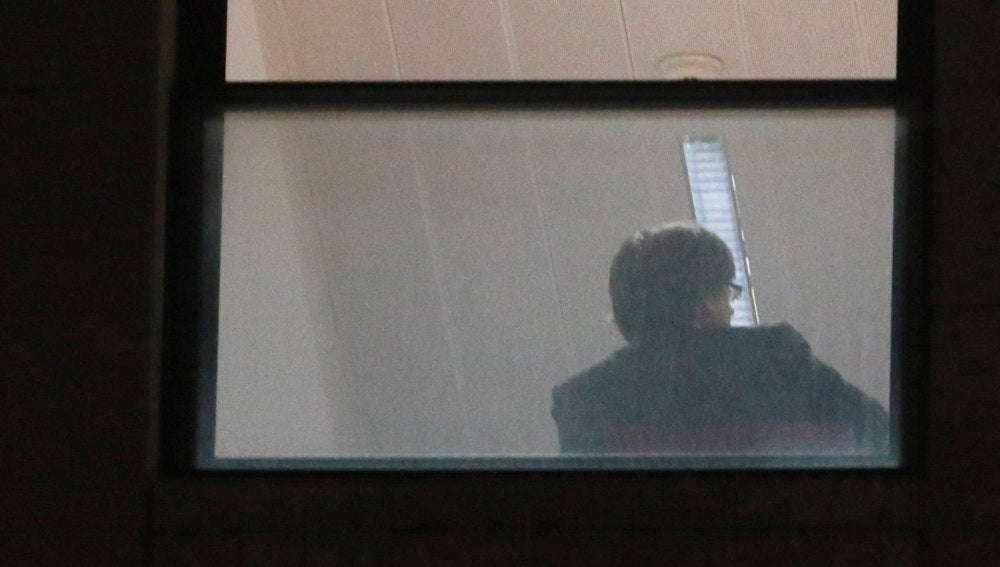 Carles Puigdemont, dentro de la sede de la Fiscalía belga