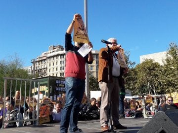 Barcelona pide "libertad presos políticos" con una pegada de carteles masiva