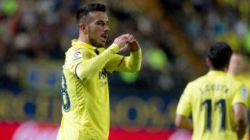 Sansone celebra uno de sus goles ante el Málaga