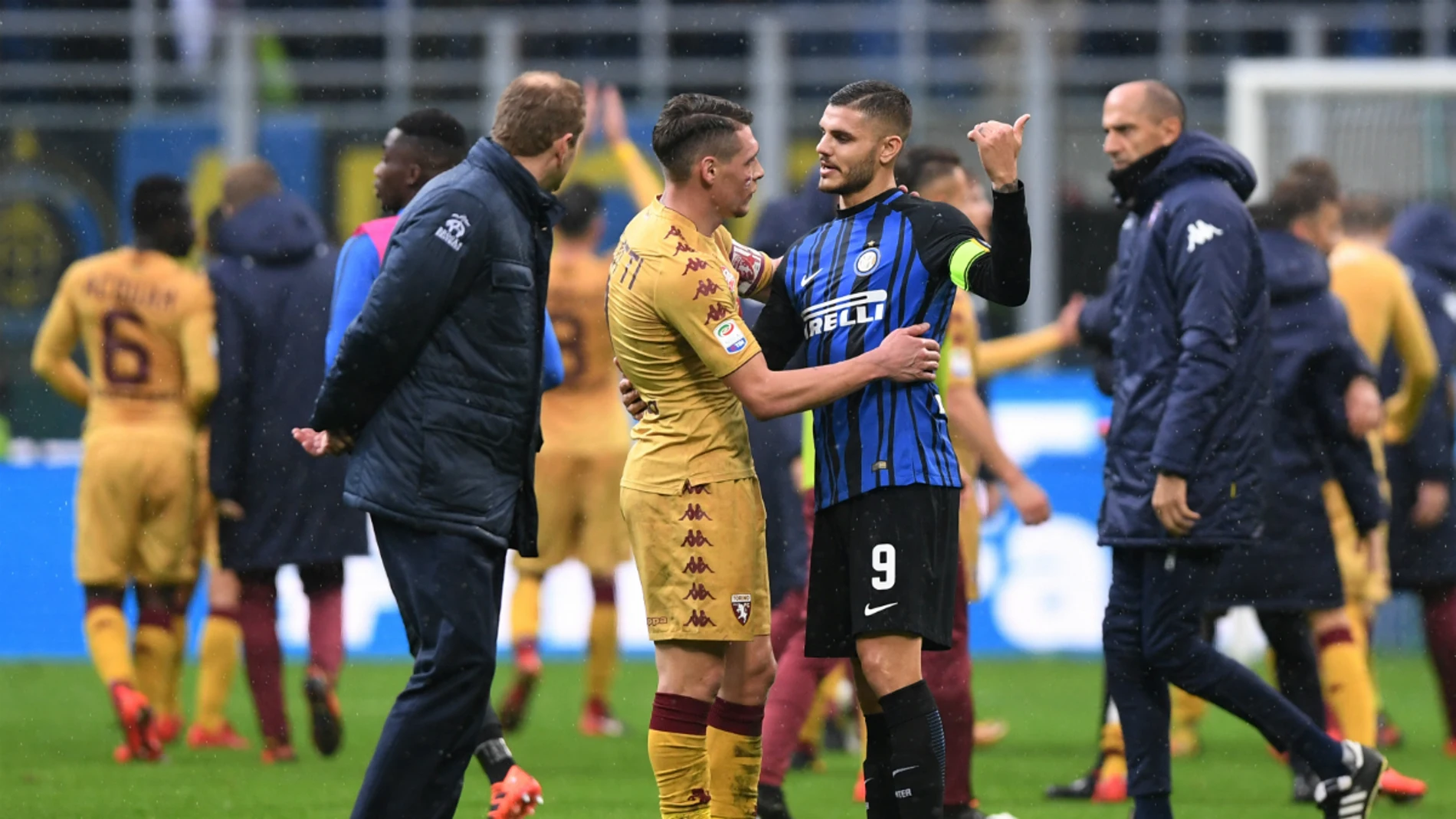 Icardi saluda a Belotti Icardi saluda a Belotti
