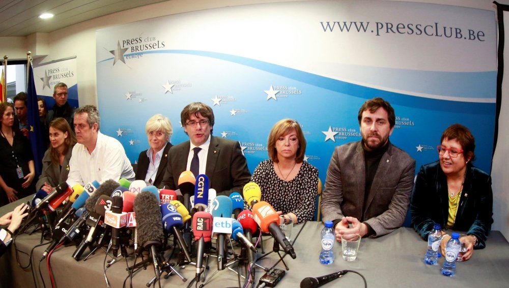 El expresidente de la Generalitat de Cataluña Carles Puigdemont, acompañado por cinco de sus antiguos consejeros
