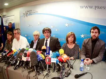 El expresidente de la Generalitat de Cataluña Carles Puigdemont, acompañado por cinco de sus antiguos consejeros El expresidente de la Generalitat de Cataluña Carles Puigdemont, acompañado por cinco de sus antiguos consejeros