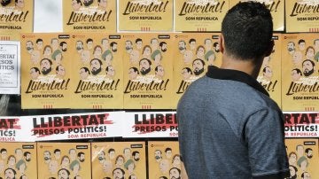 Carteles pidiendo la excarcelación de los exconsellers y los líderes de Òmnium y ANC