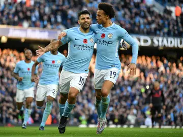 Agüero celebra un gol con Sane Agüero celebra un gol con Sane