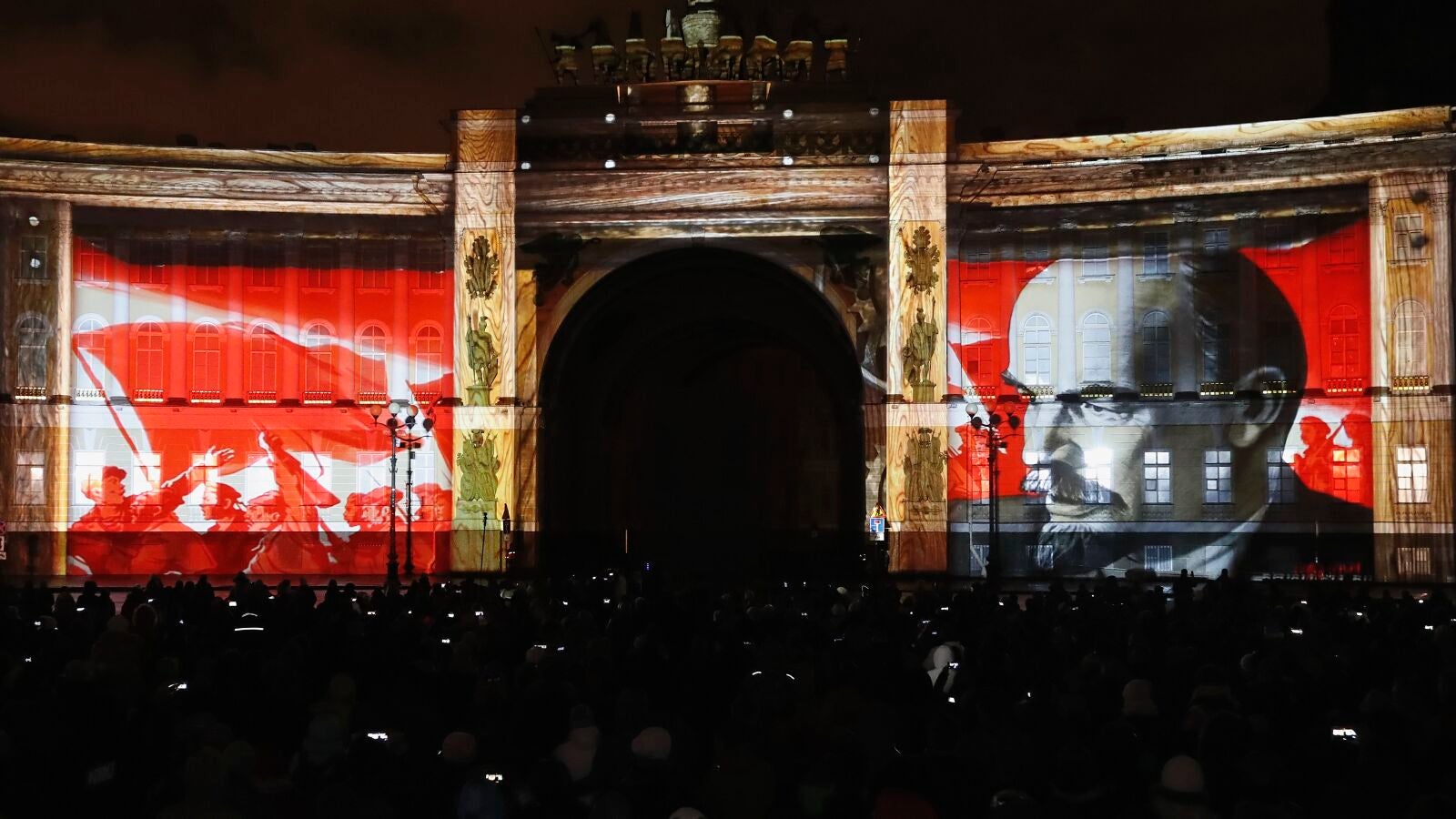 San Petesburgo se ilumina en el centenario de la Revolución Rusa