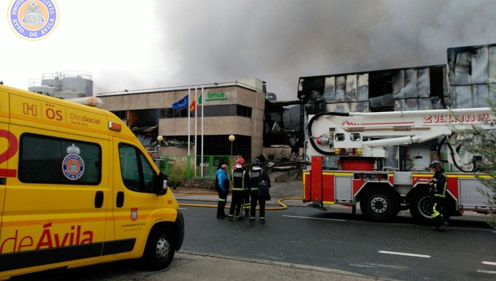Un incendio destruye una fábrica de productos lácteos en Ávila