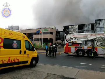 Un incendio destruye una fábrica de productos lácteos en Ávila Un incendio destruye una fábrica de productos lácteos en Ávila